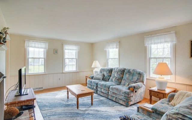 Walk to Beach: Chatham Getaway w/ Sunroom!