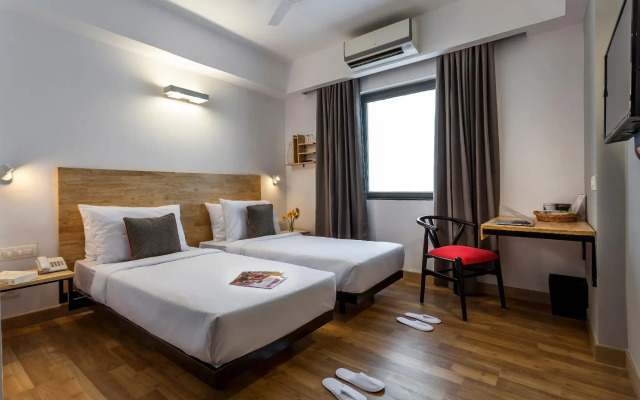 Vaccinated Staff- OYO Townhouse 048 Hadapsar