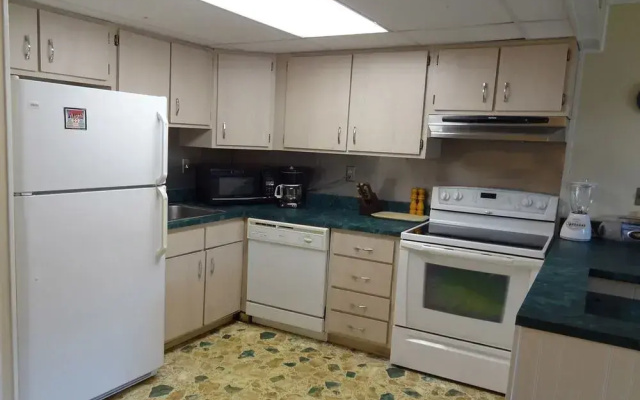 Shore Lea 102 1 Br condo by RedAwning