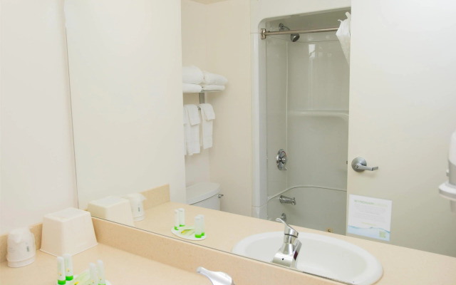 Super 8 by Wyndham Mississauga