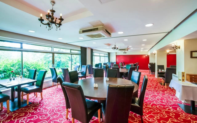 OYO The Bridge House Hotel