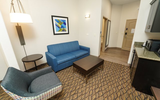 Holiday Inn Express and Suites Springfield Medical District, an IHG Hotel