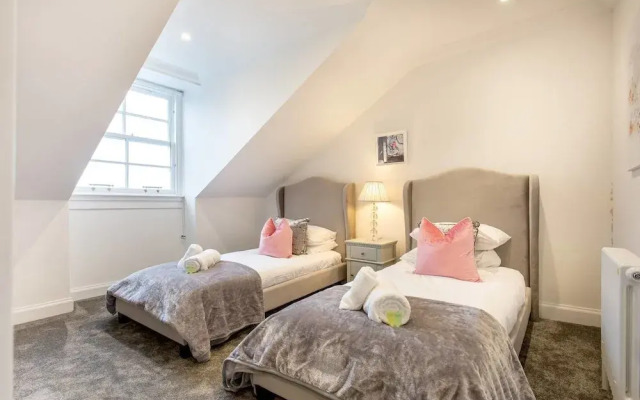 Luxury 4-bedroom Townhouse in Prestigious West End