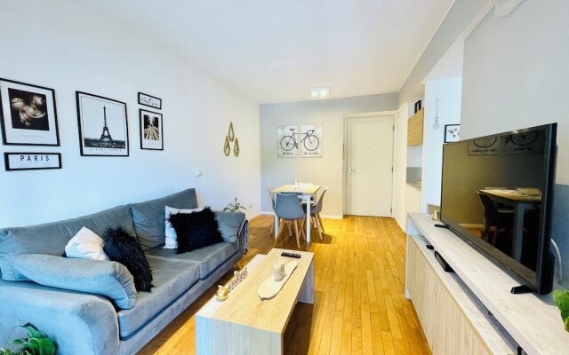 Stylish Apartment with Pool Acces