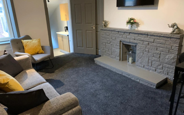 Rectory - Lovely 4 bedroom maisonette Gateshead free parking