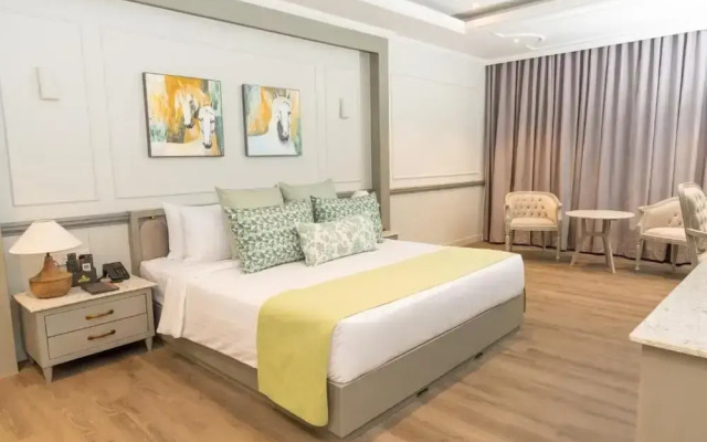Grandeeza Hotel by Galison