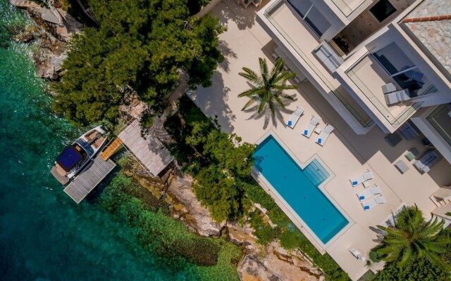 Beachfront Villa Seven Sins with Pool