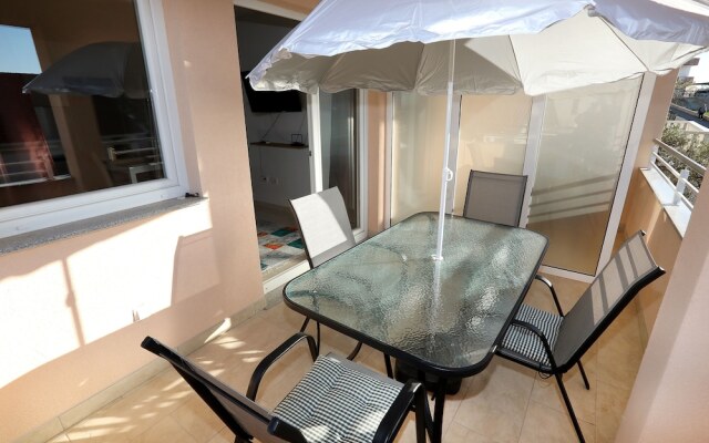 Beautiful 2-bed Apartment in Okrug Gornji