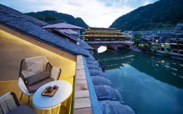 Yinxi Linjiang Homestay (Phoenix Ancient Town Tuojiang Yunqiao Branch)