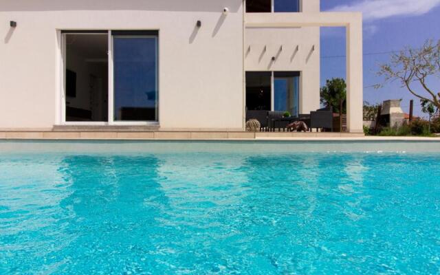 Modern villa Nerina with private pool near Pula