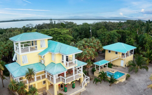 Lucky Duck Villa - Private Beach Escape