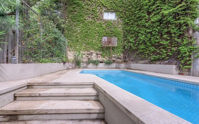 Exquisite 4 Bedroom House with Pool