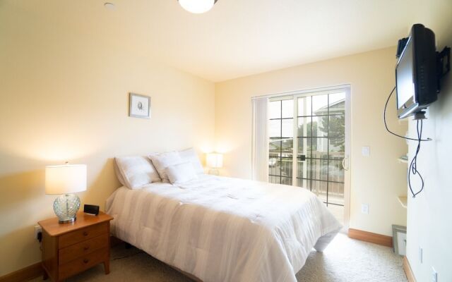 The White Turtle - 2 Br Townhouse