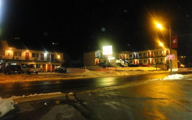 Pine Lodge Motel