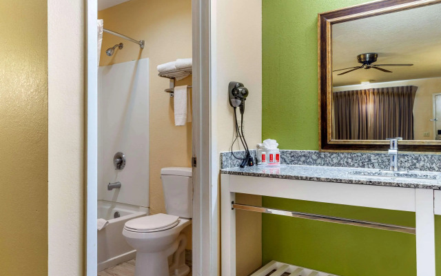 Econo Lodge West - Coors Blvd