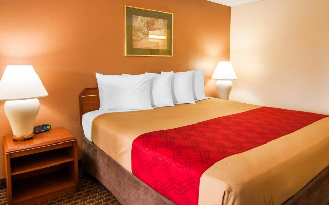Econo Lodge Inn & Suites Hillsboro - Portland West