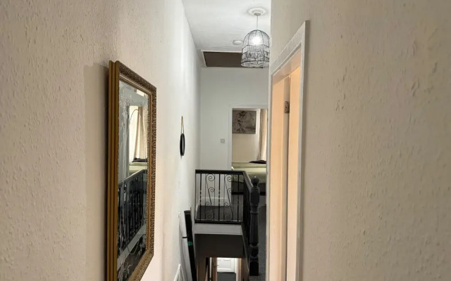 Manchester - House - Sleeps 6 - Parking - Garden