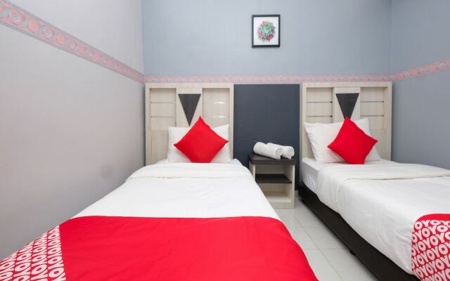OYO 89587 IM Hotel