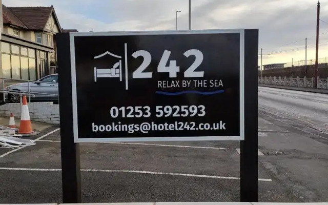 Hotel 242