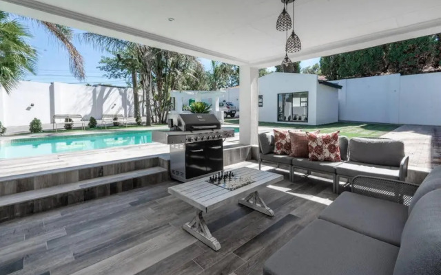 Private Modern 10 bdrm Home tucked away in Sandton