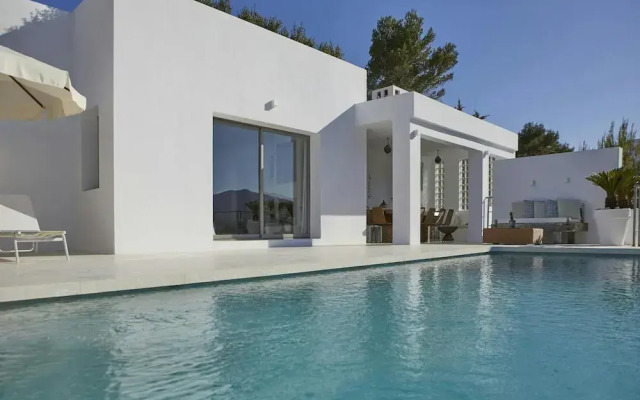 Exquisite Villa With Parking Space