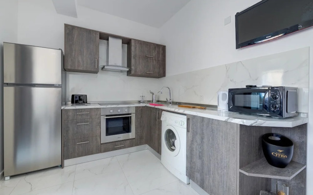 Modern 1BR Apartment Steps From the Promenade