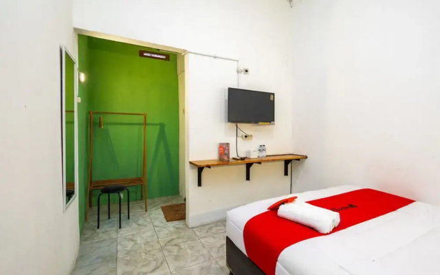 RedDoorz near Exit Toll Tanah Baru Bogor