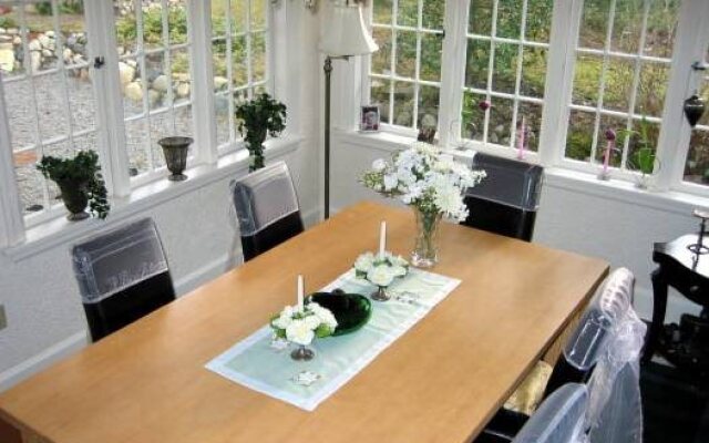 Charm of Qualicum Bed and Breakfast