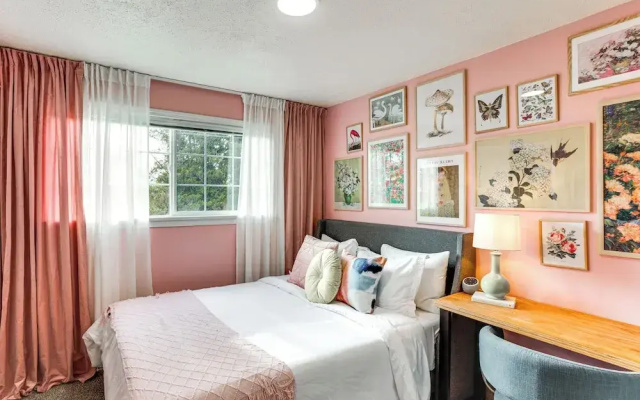 Vibrant Tacoma Retreat, Near Point Defiance Park!