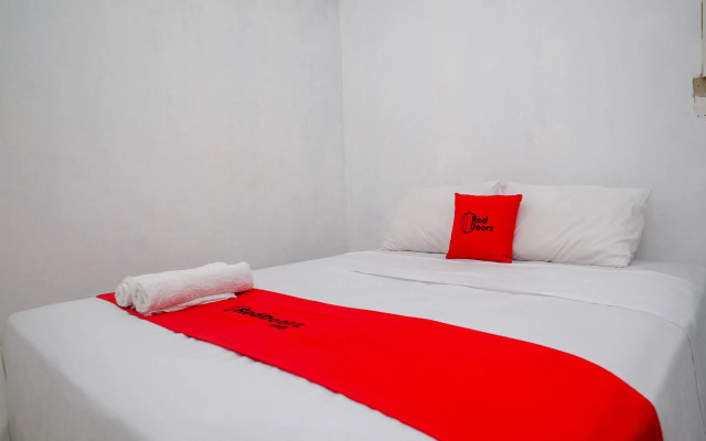 RedDoorz near De La Salle Manado