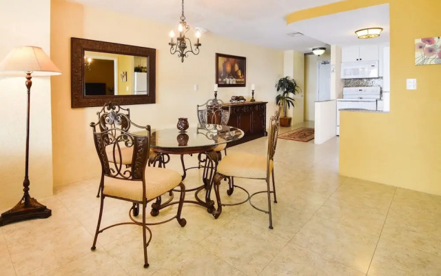 El Cantil Condominiums