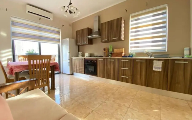 May Flower: Modern Flat close to Airport/Bus Stops