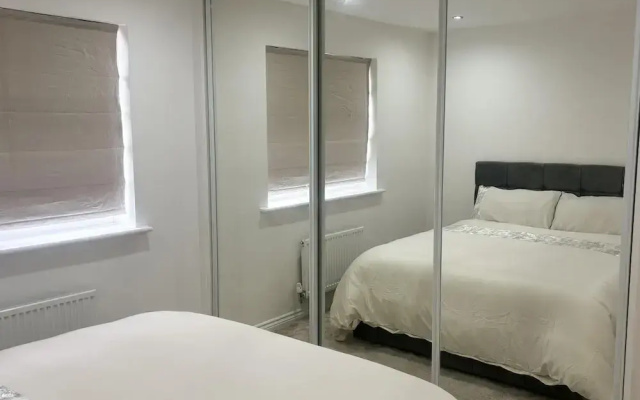 Immaculate 4-bed House in Horley