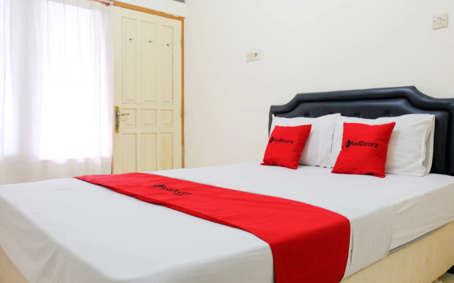 RedDoorz near Universitas Kristen Satya Wacana