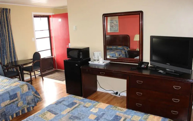 Colonial Motel