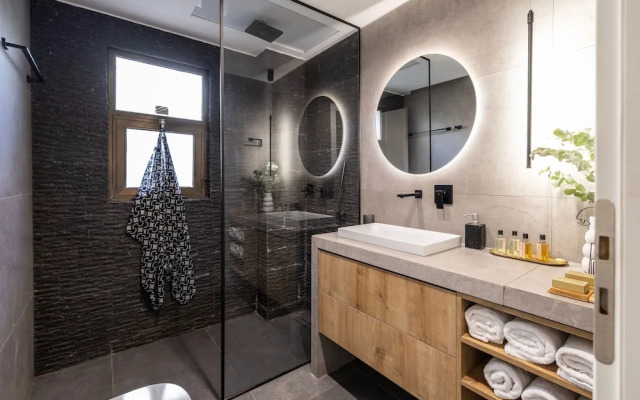 Spacious 3-bedroom Getaway With Balcony in Glyfada