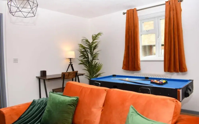 Amazing 4BR Near Hospital, Free Parking, Sleeps 10