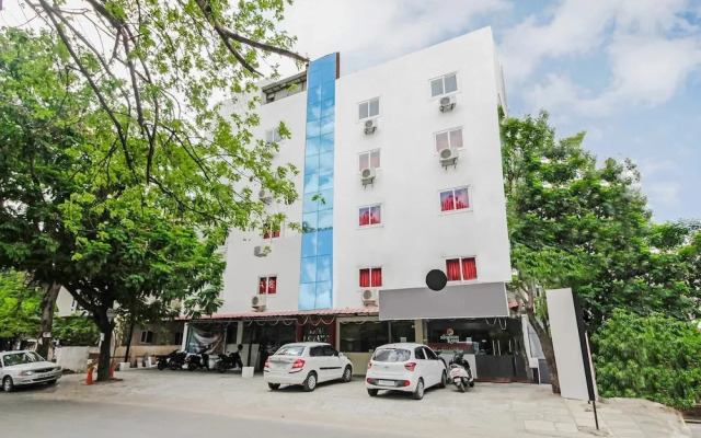 Royal Emirates by OYO Rooms