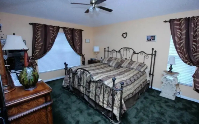 Home 4 BR Pool Sleeps 9