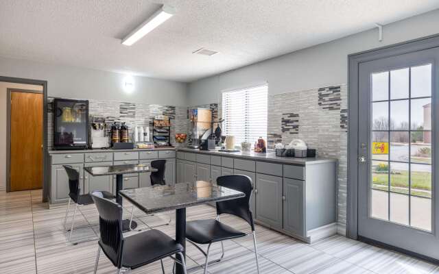 Super 8 by Wyndham Kansas City Airport North