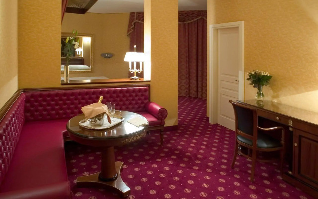 Maxim Hotel