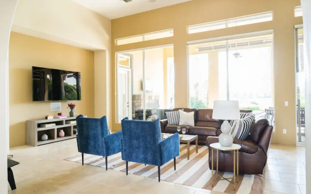 Monroe by AvantStay | Walk to Coachella! Golf Course Getaway | Sleeps 12!