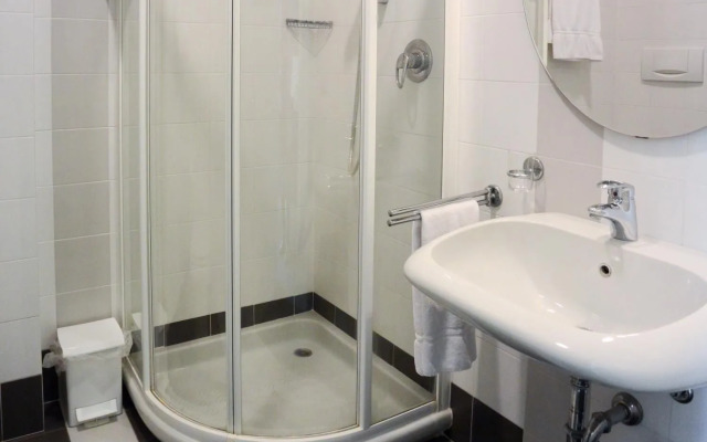 Vista Hotel & Residence