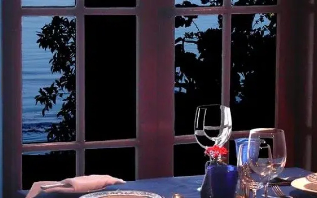 Las Flores Country & Beachside Hotel