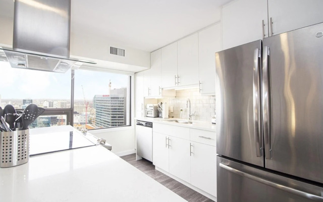 Spectacular 2bedroom and 2bath Penthouse With Parking
