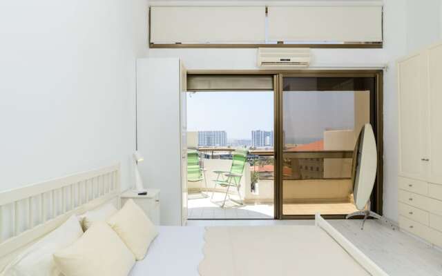 3BR Apt Steps from Sea W Parking
