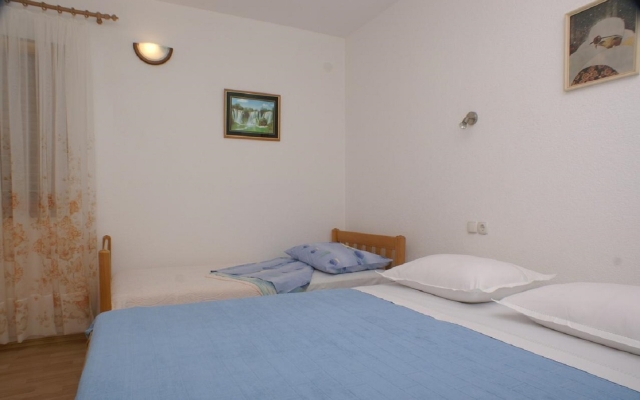 Apartment Niko - 50 m from pebble beach: A5 Prizemlje Pisak, Riviera Omis