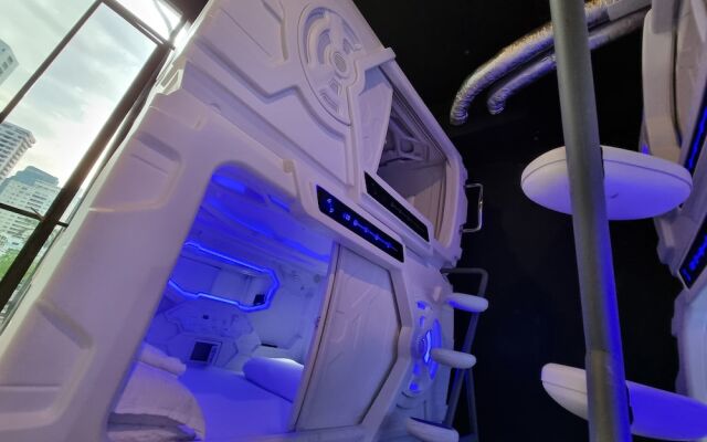 MET A Space Pod Phrom Phong