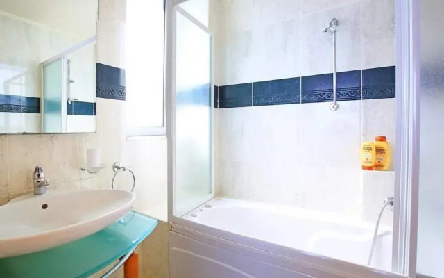 Seafront home 4' walk to private beach