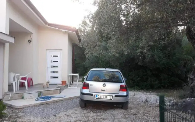 Kuća u šumi 2 i besplatan parking u sklopu smeštaja